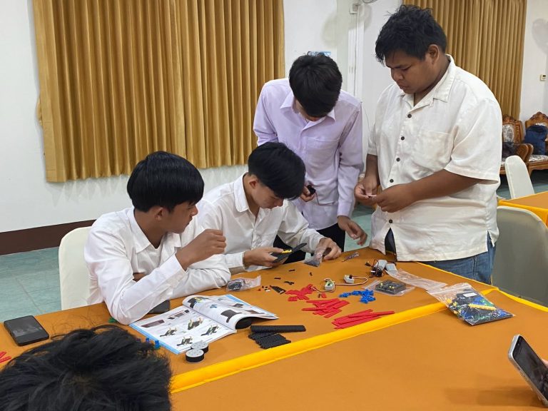 โครงการพัฒนาศักยภาพการเรียนรู้สะเต็มศึกษา “การประดิษฐ์หุ่นยนต์” ศูนย์ส่งเสริมการเรียนรู้ระดับอำเภอเมืองตรัง โดยมีวัตถุประสงค์เพื่อให้นักศึกษาได้เกิดการเรียนรู้ ปฏิบัติได้ด้วยตนเอง ควบคู่กับการพัฒนาทักษะการคิด แก้ปัญหา ศึกษาค้นคว้า ผ่านการประดิษฐ์หุ่นยนต์ และสามารถนำสิ่งที่ได้จากการปฏิบัติไปใช้ประโยนช์และพัฒนาตนเองต่อไปได้