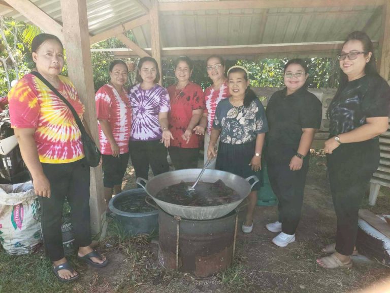 โครงการจัดการเรียนรู้เพื่อพัฒนาตนเอง หลักสูตรการทำผ้ามัดย้อมด้วยเปลือกต้นตะบูน จำนวน 9 ชั่วโมง ให้กับประชาชนในพื้นที่ จัดโดย ศกร.ระดับตำบลบ่อน้ำร้อน