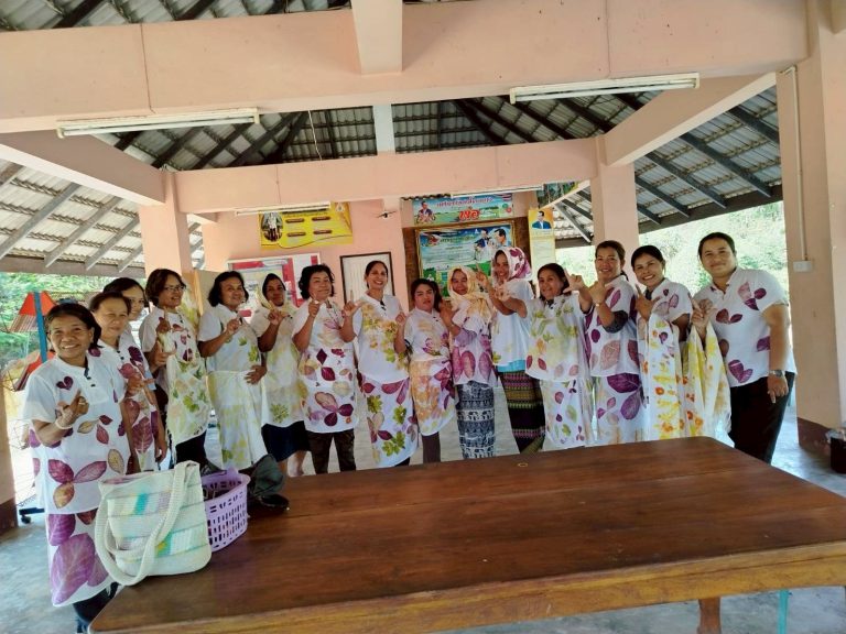 โครงการจัดการเรียนรู้เพื่อพัฒนาตนเอง หลักสูตรการพิมพ์ลาย Eco print บนผืนผ้า จำนวน 20 ชั่วโมง ให้กับประชาชน ในพื้นที่ จัดโดย ศกร.ระดับตำบลโคกยาง