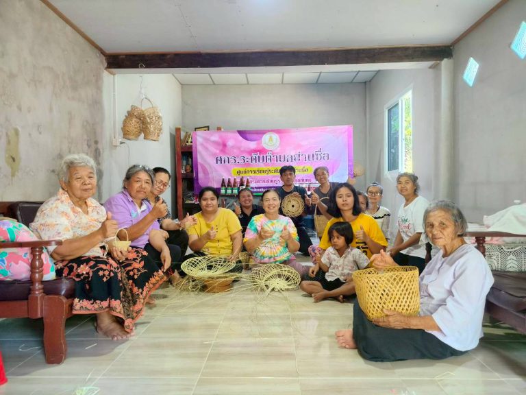 โครงการจัดการเรียนรู้เพื่อพัฒนาตนเอง หลักสูตรจักสานก้านจากจิ๋ว แต่แจ๋ว จำนวน 20 ชั่วโมง ให้กับประชาชน ในพื้นที่ จัดโดย ศกร.ระดับตำบลย่านซื่อ