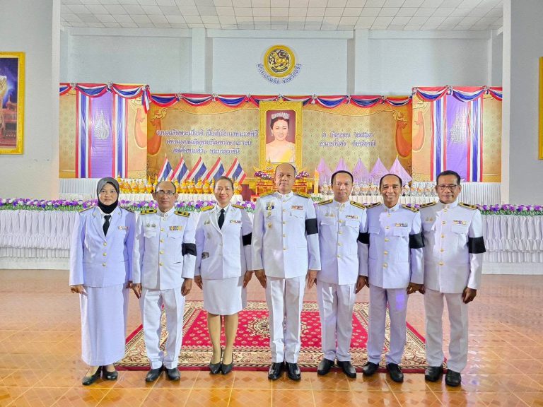 ร่วมพิธีถวายเครื่องราชสักการะวางพานพุ่มถวายพระพรและจุดเทียนถวายพระพรชัยมงคล เนื่องในโอกาสวันเฉลิมพระชนมพรรษา สมเด็จพระนางเจ้าสุทิดาพัชรสุธาพิมลลักษณ พระบรมราชินี