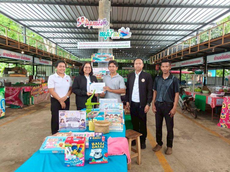 จัดกิจกรรมส่งเสริมการอ่านหมุนเวียนหนังสือ มุมหนังสือท่าเรือหาดเรือหาดยาว ร้านจ๊ะไหนซีฟู้ด และมุมหนังสือหมู่บ้าน “ตลาดเกาะลิบง”