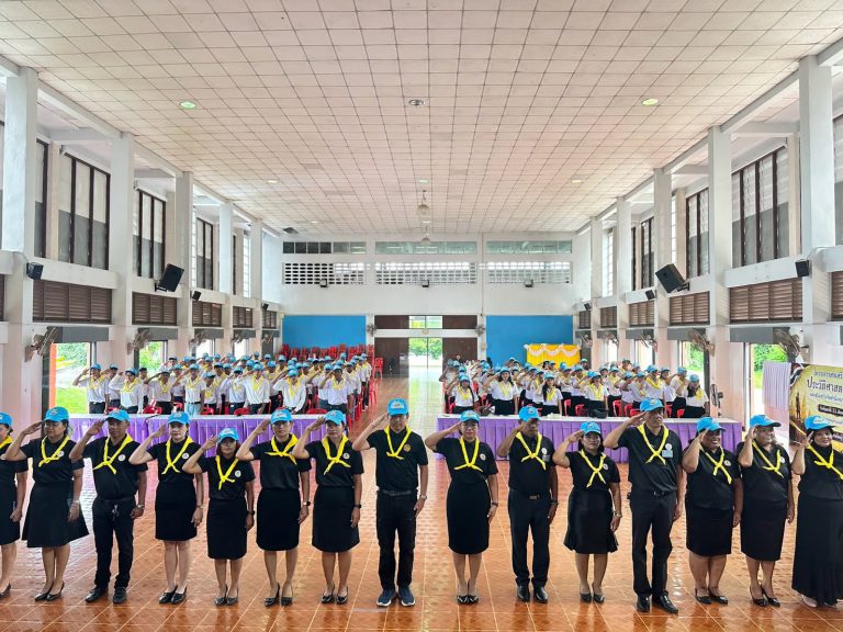 จัดพิธีรับมอบผ้าผูกคอและหมวกจิตอาสาพระราชทาน