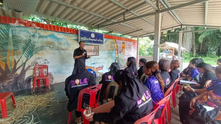 ต้อนรับคณะศึกษาดูงานจากศูนย์ส่งเสริมการเรียนรู้ระดับอำเภอระโนด จังหวัดสงขลา กลุ่มวิสาหกิจชุมชนบ้านนายอดทอง ผลิตภัณฑ์จักสานก้านจาก ตำบลวังวน อำเภอกันตัง จังหวัดตรัง