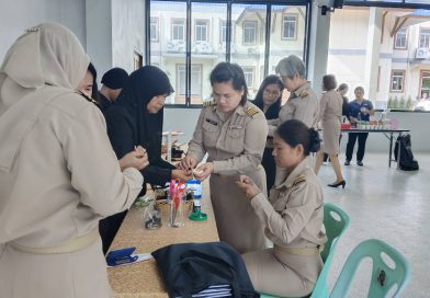 สกร.ระดับอำเภอสิเกาสอนทำริบบิ้นไว้อาลัย