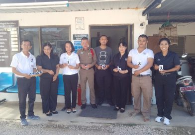 ห้องสมุดประชาชนอำเภอสิเกาแจกจ่ายบิ้นไว้อาลัย