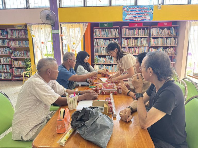 วันจันทร์ที่ 22 ธันวาคม 2568 นางปาณิสรา อภิชัยสรพันธุ์ ผู้อำนวยการสถานศึกษา สกร.ระดับอำเภอเมืองตรัง มอบหมายให้ นางอนงค์ จอมทอง นางสาวชวัลตา บุญสร้าง บรรณารักษ์ห้องสมุดประชาชนจังหวัดตรัง จัดกิจส่งเสริมการอ่านและการเรียนรู้กิจกรรมห่อของขวัญสื่อรักแทนใจ ณ ห้องสมุดประชาชนจังหวัดตรัง อำเภอเมืองตรัง จังหวัดตรัง