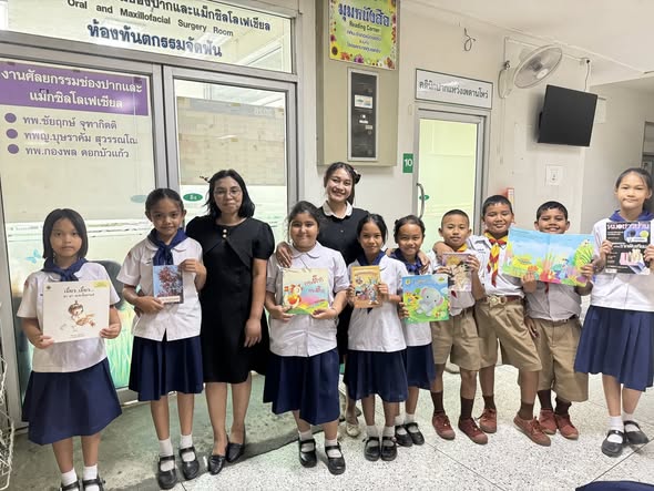 ส่งเสริมการอ่าน “นั่งที่ไหน อ่านที่นั่น” นำหนังสือไปหมุนเวียนมุมหนังสือของห้องสมุดประชาชนจังหวัดตรัง สกร.ระดับอำเภอเมืองตรัง ณ โรงพยาบาลตรัง