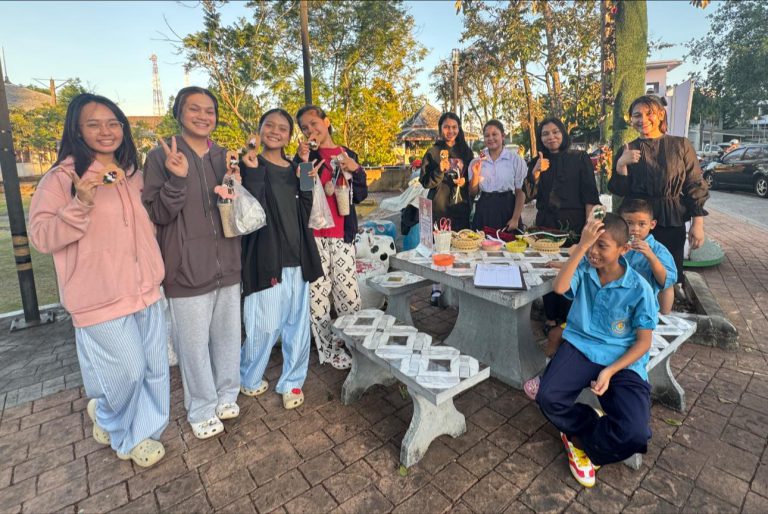 วันพุธที่ 24 ธันวาคม 2568 นางปาณิสรา อภิชัยสรพันธุ์ ผู้อำนวยการสถานศึกษา สกร.ระดับอำเภอเมืองตรัง มอบหมายให้ นางอนงค์ จอมทอง นางสาวชวัลตา บุญสร้าง บรรณารักษ์ห้องสมุดประชาชนจังหวัดตรัง จัดกิจกรรม พัฒนาทักษะการเรียนรู้ ￼ณ ตลาดนัดเซ็นเตอร์พ้อยท์ อ.เมืองตรัง จ.ตรัง