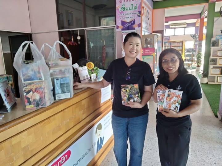 บรรณารักษ์ ห้องสมุดประชาชนจังหวัดตรัง รับบริจาคหนังสือการ์ตูนญี่ปุ่น