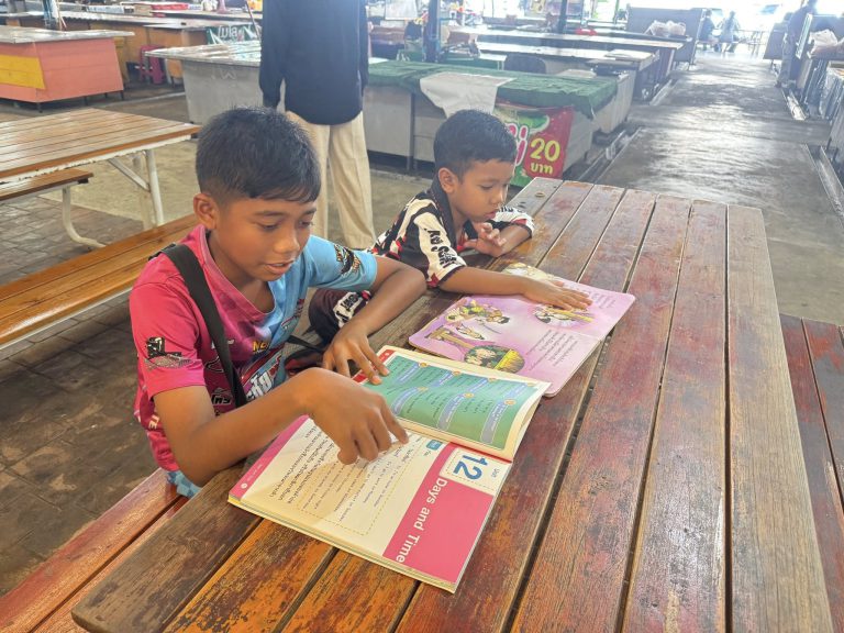 บรรณารักษ์ห้องสมุดประชาชนจังหวัดตรัง ส่งเสริมการอ่าน “นั่งที่ไหน อ่านที่นั่น”