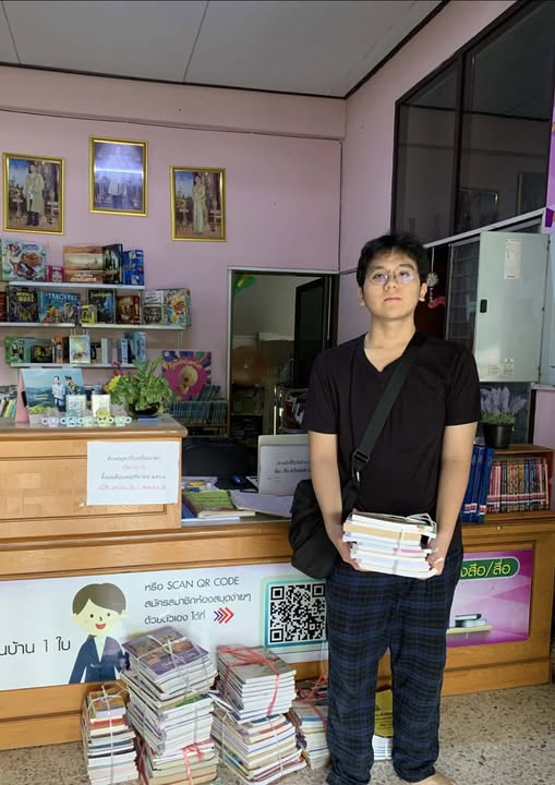 รับมอบหนังสือบริจาคจากคุณสหรัญ ประมงค์