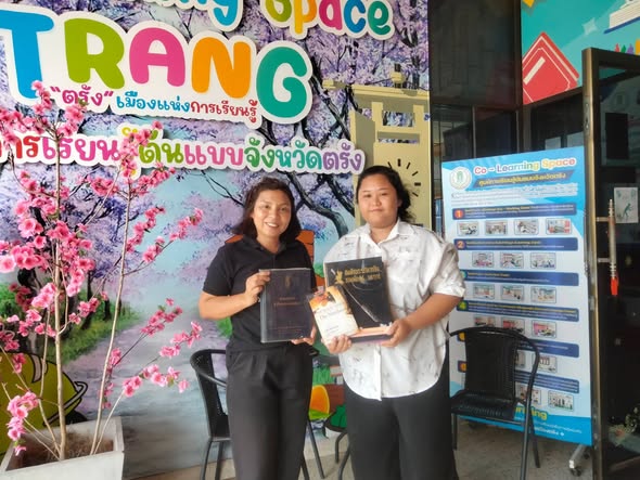 รับมอบหนังสือบริจาคจากคุณพรสวรรค์ ฝันนิมิตร