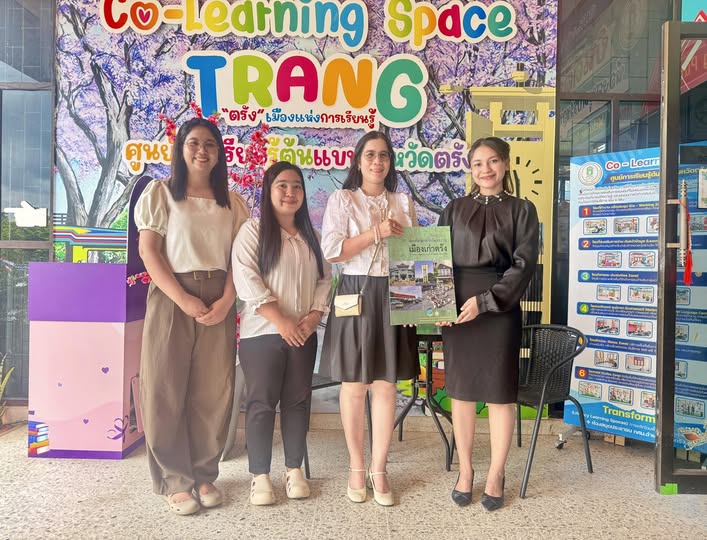 รับมอบหนังสือเล่มรายงานจากการดำเนินงานโครงการส่งเสริมการมีส่วนร่วมในการอนุรักษ์และพัฒนาเมืองเก่า