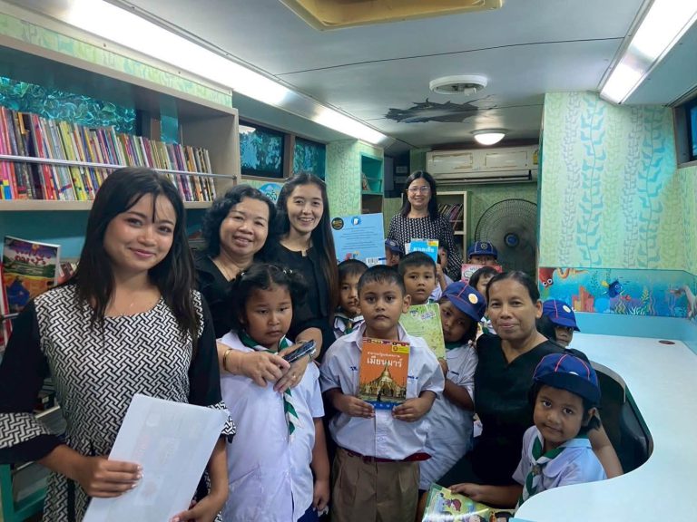กิจกรรมส่งเสริมการอ่านและการเรียนรู้ตลอดชีวิต รถห้องสมุดเคลื่อนที่