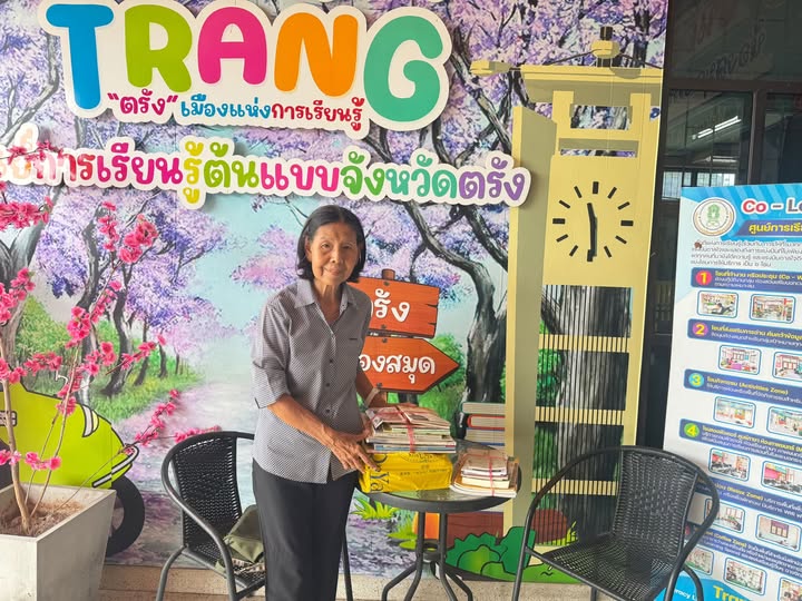 รับมอบหนังสือบริจาคจาก คุณบุญสม ภูศิริ