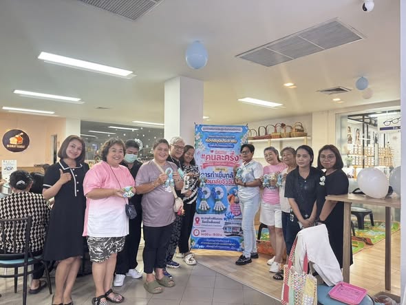 จัดโครงการยกระดับคุณภาพห้องสมุดประชาชน ในพื้นที่นวัตกรรมนำร่อง กิจกรรม คนละครึ่ง หลักสูตร : การทำเข็มกลัดพวงมาลัยจิ๋ววันแม่