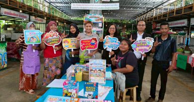 มุมหนังสือหมู่บ้าน "ตลาดเกาะลิบง"
