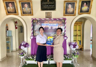 คุณกชกร เศวตะดุล บริจาคหนังสือให้กับห้องสมุดประชาชน “เฉลิมราชกุมารี” อำเภอย่านตาขาว และครู ศกร.ระดับตำบลทุ่งกระบือ เพื่อนำไปหมุนเวียนสื่อ ณ บ้านหนังสือชุมชน และมุมหนังสือหมู่บ้าน