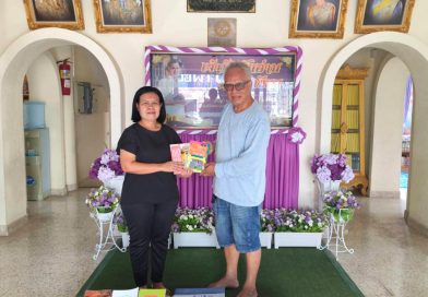 คุณสมคิด อึ่งวรากร ที่บริจาคหนังสือ  ภายใต้โครงการ “หนังสือดีมือสอง” เพื่อคนตรัง