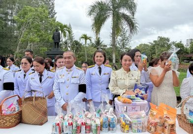 ข้าร่วมพิธีเจริญพระพุทธมนต์ และทำบุญตักบาตร ถวายพระราชกุศล เนื่องในวันเฉลิมพระชนมพรรษา สมเด็จพระนางเจ้าฯ พระบรมราชินี