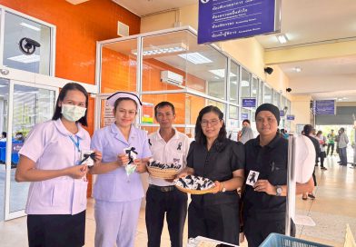 มอบริบบิ้นสีดำให้กับประชาชน